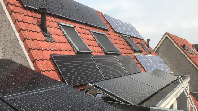 17 Solarwatt glas-glas 60M 285 Wp op de Kavelsloot te Enkhuizen