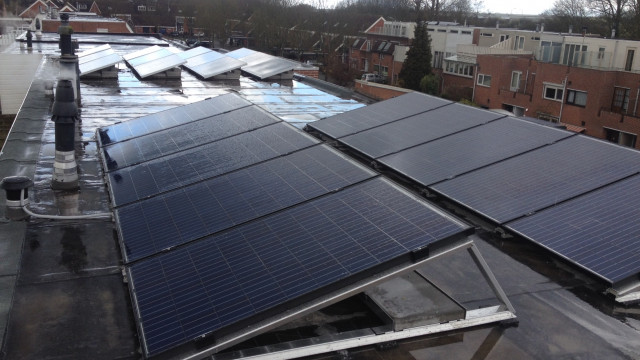 10 Solarwatt glas-glas 260 Wp panelen op platdak (portrait opstelling), Oliemolen, Hoorn Galerij zonnepanelen