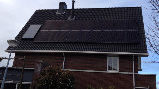 18 Solarwatt 60M 265 Wp glas-glas met micro-omvormers (links Nefit Solarline zonneboiler), Enkhuizen Galerij zonnepanelen